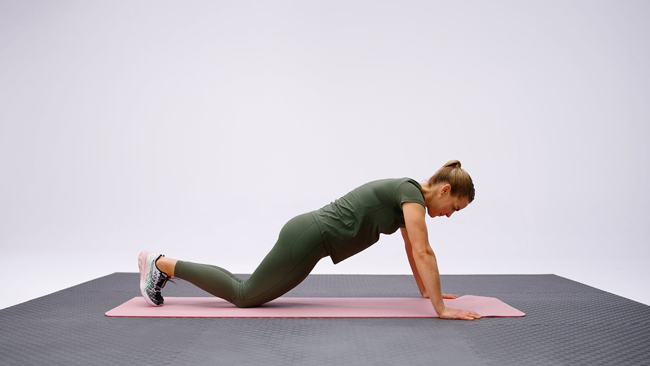 Kvinna styrketränar