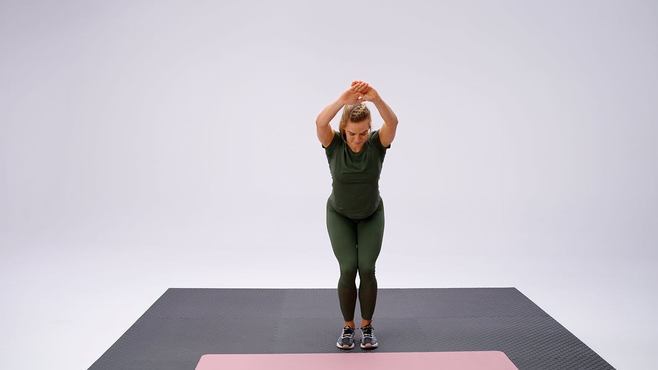 Kvinna styrketränar