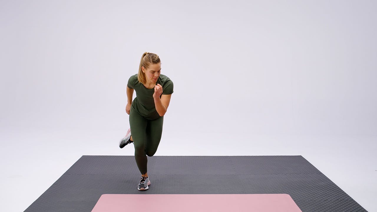 Kvinna tränar styrketräning