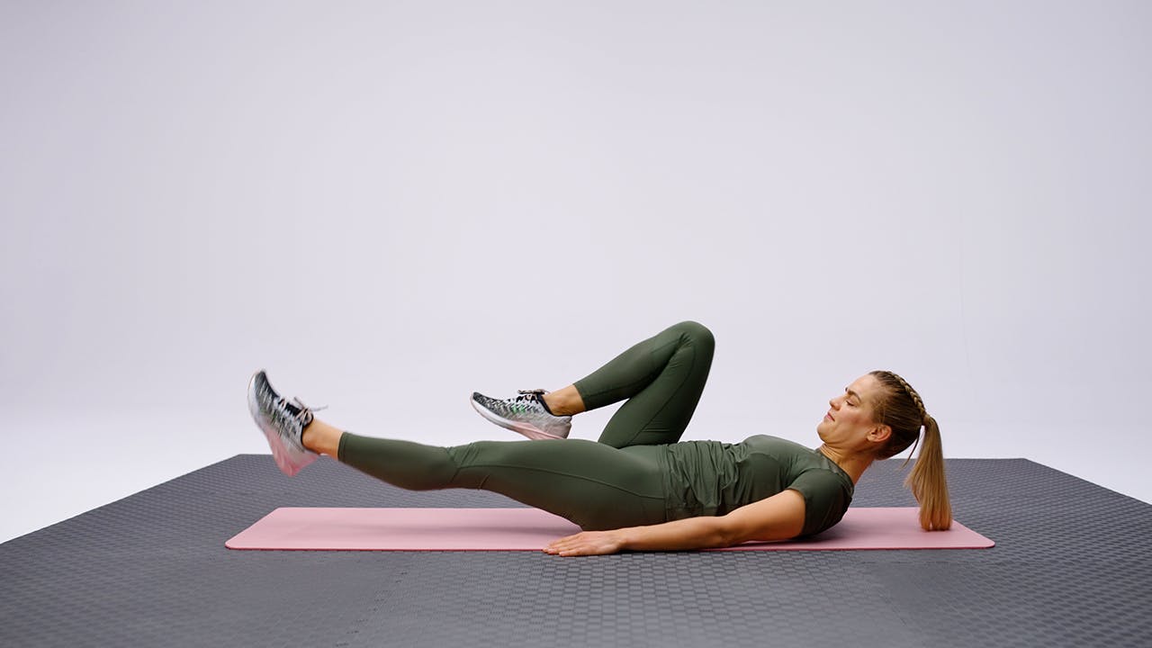 Kvinna styrketränar