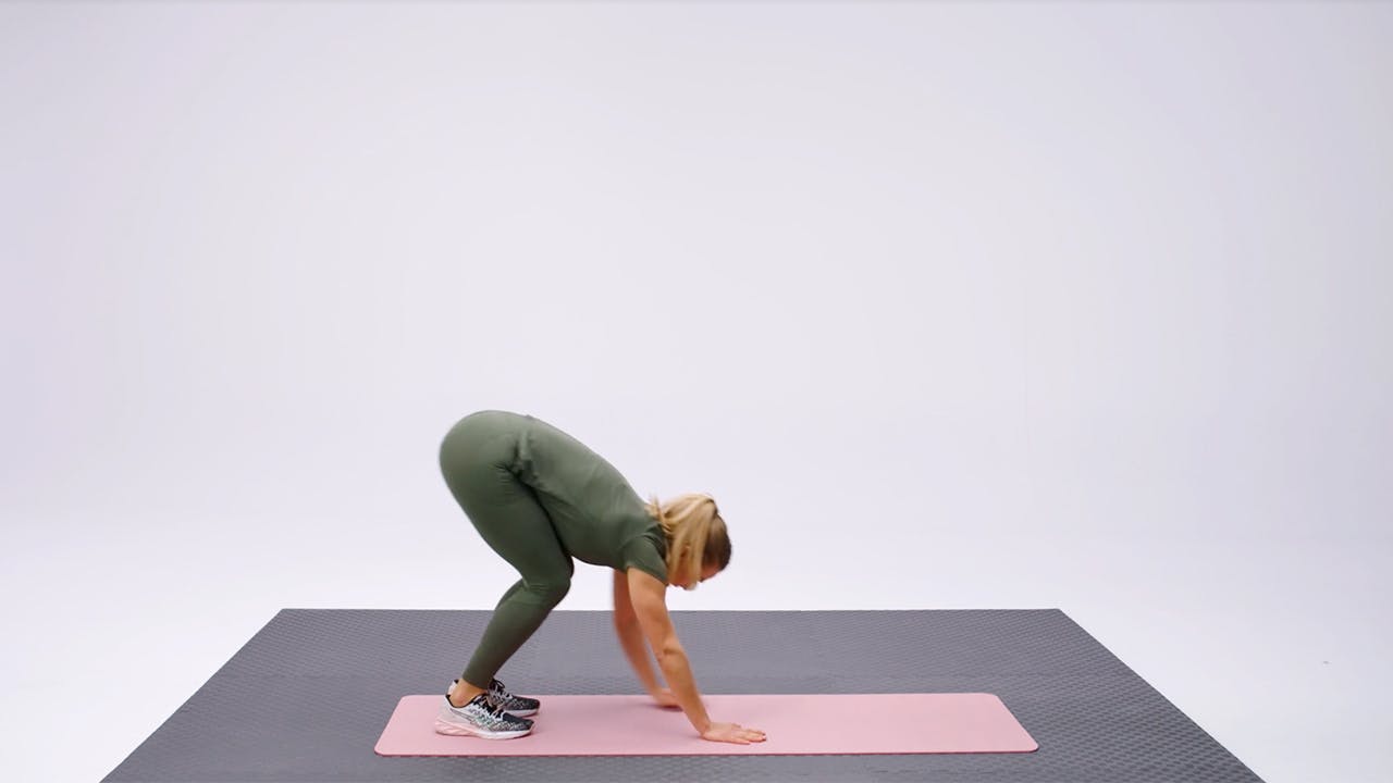 Kvinna styrketränar