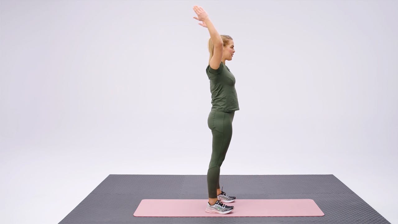 Kvinna styrketränar