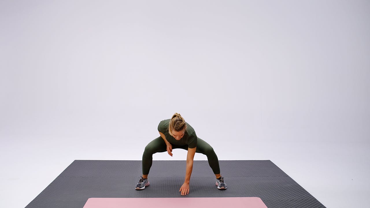 Kvinna styrketränar