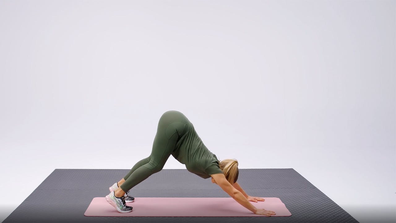 Kvinna styrketränar