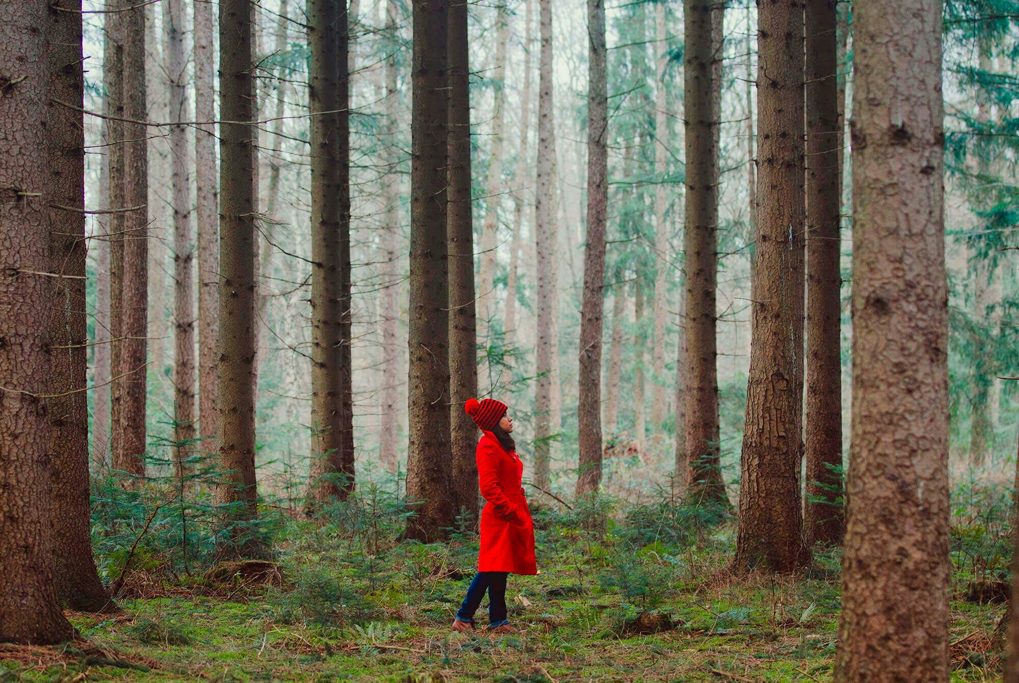 En kvinne står alene midt i en tåkete skog. Hun frykter et tilbakefall av kreft.