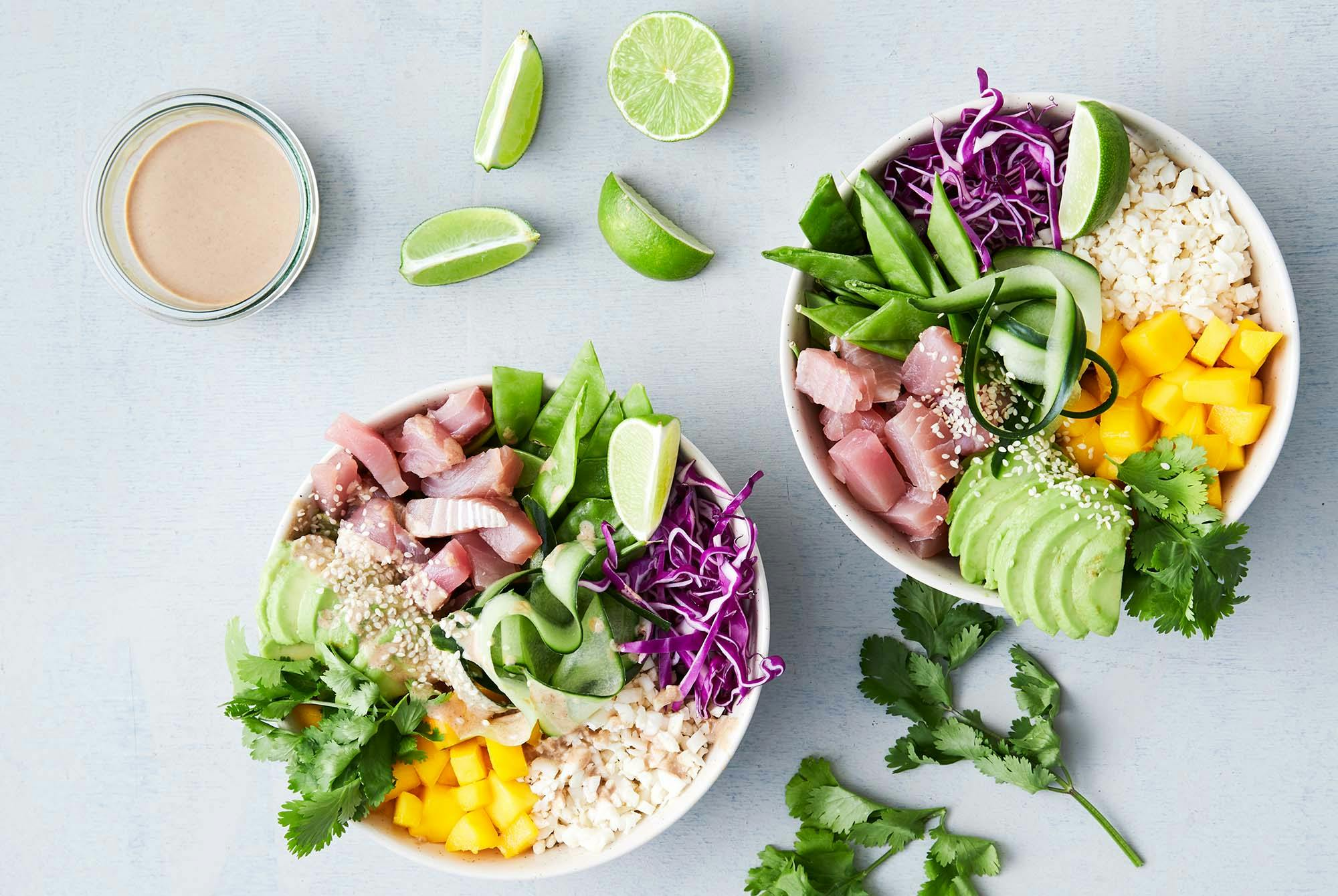 Poke bowl tonnikala avokado