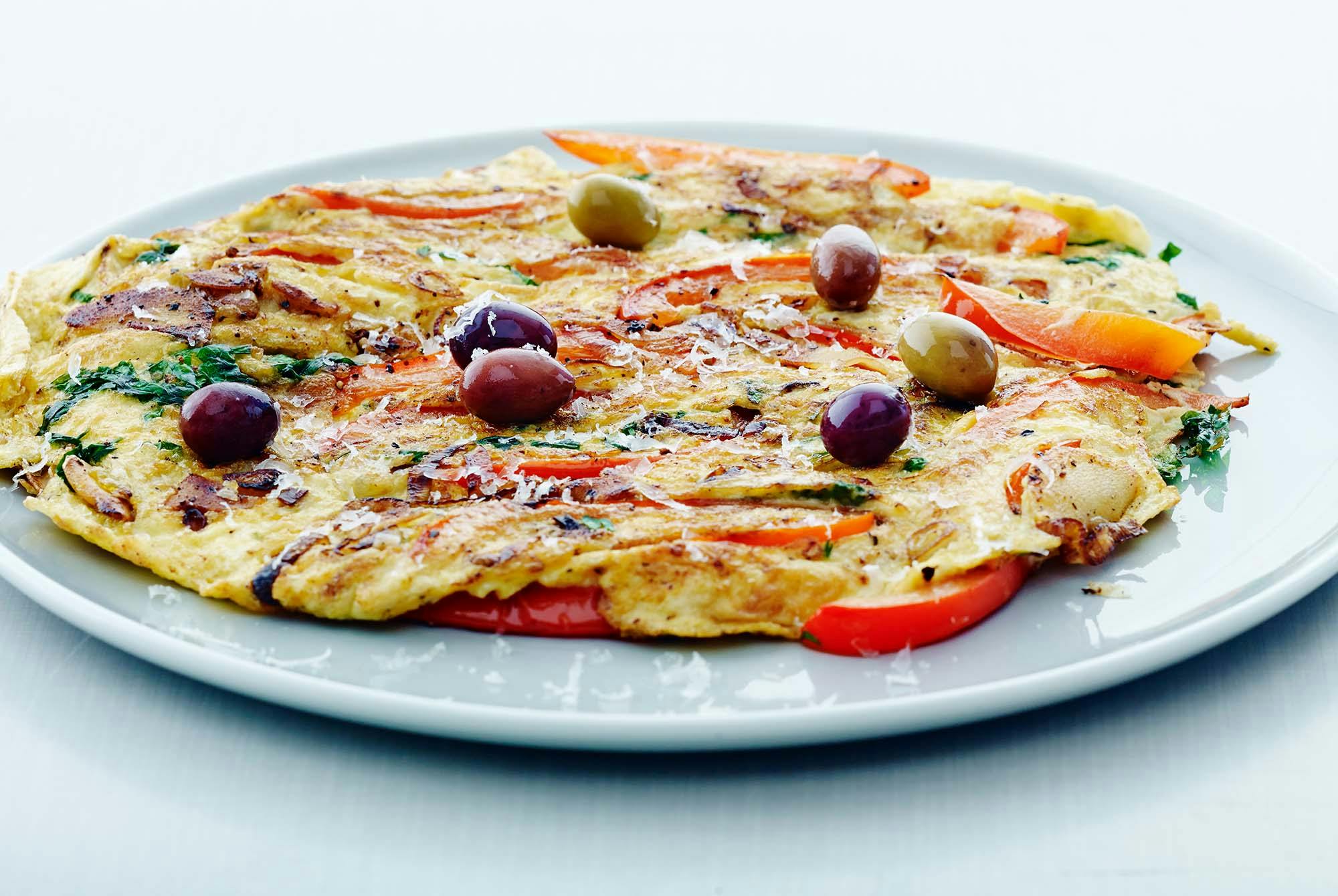 Tallerken med tortilla med peberfrugt og oliven