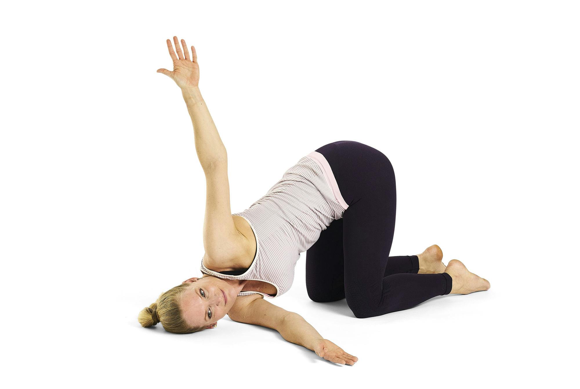 Nainen tekee joogaharjoitetta neulansilmä