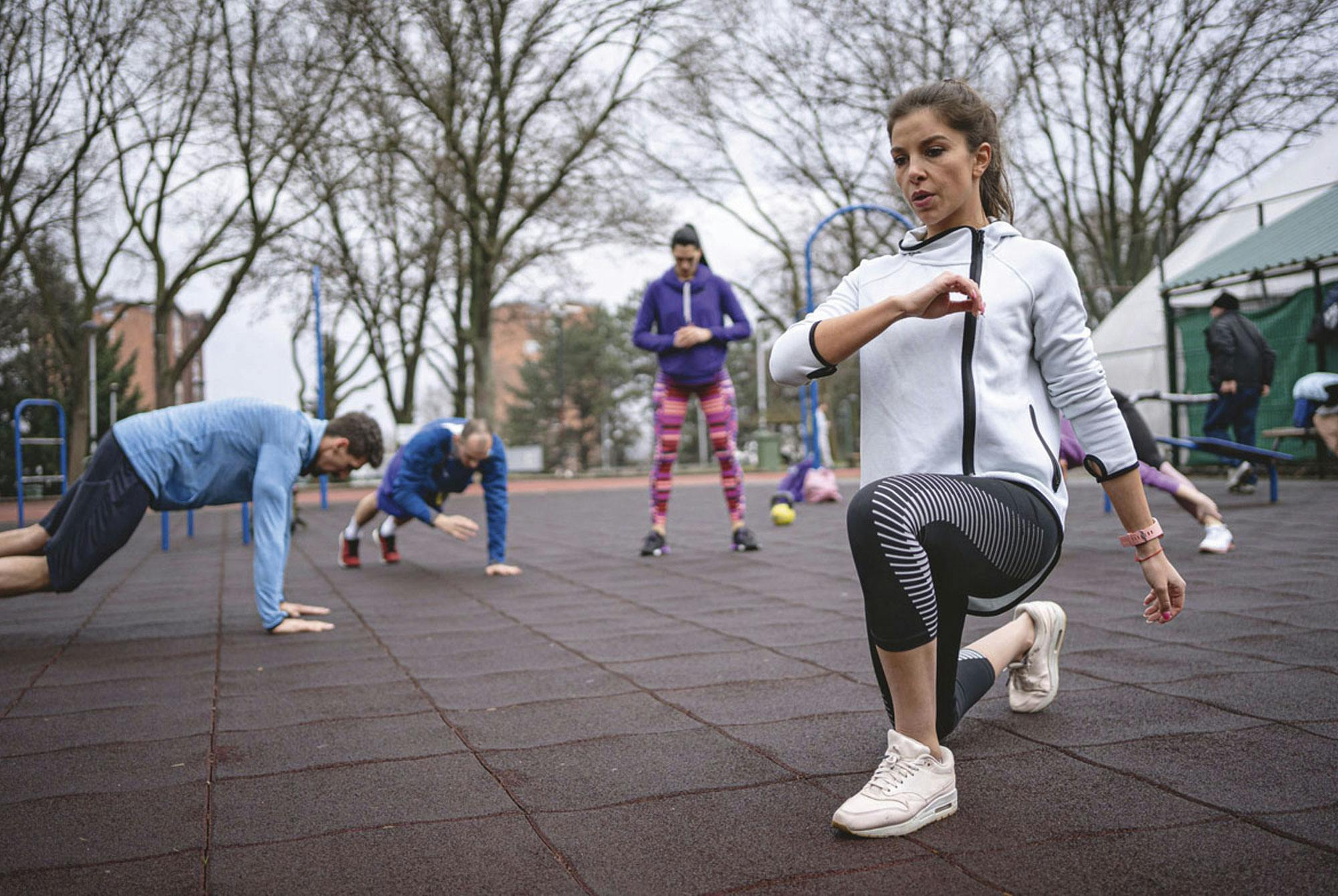 gruppe af løbere træner udenfor