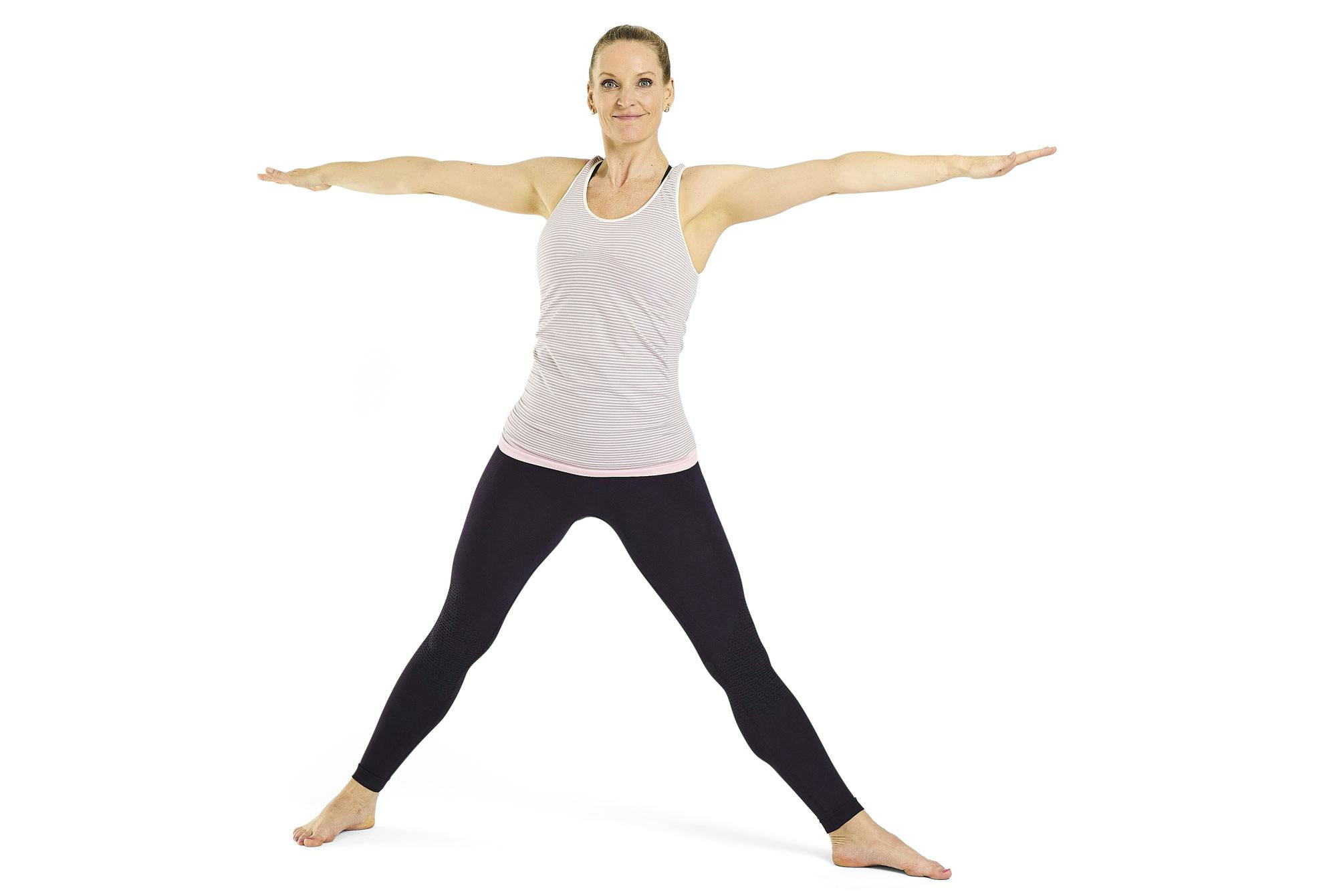 Kvinde laver yogaøvelsen trekanten