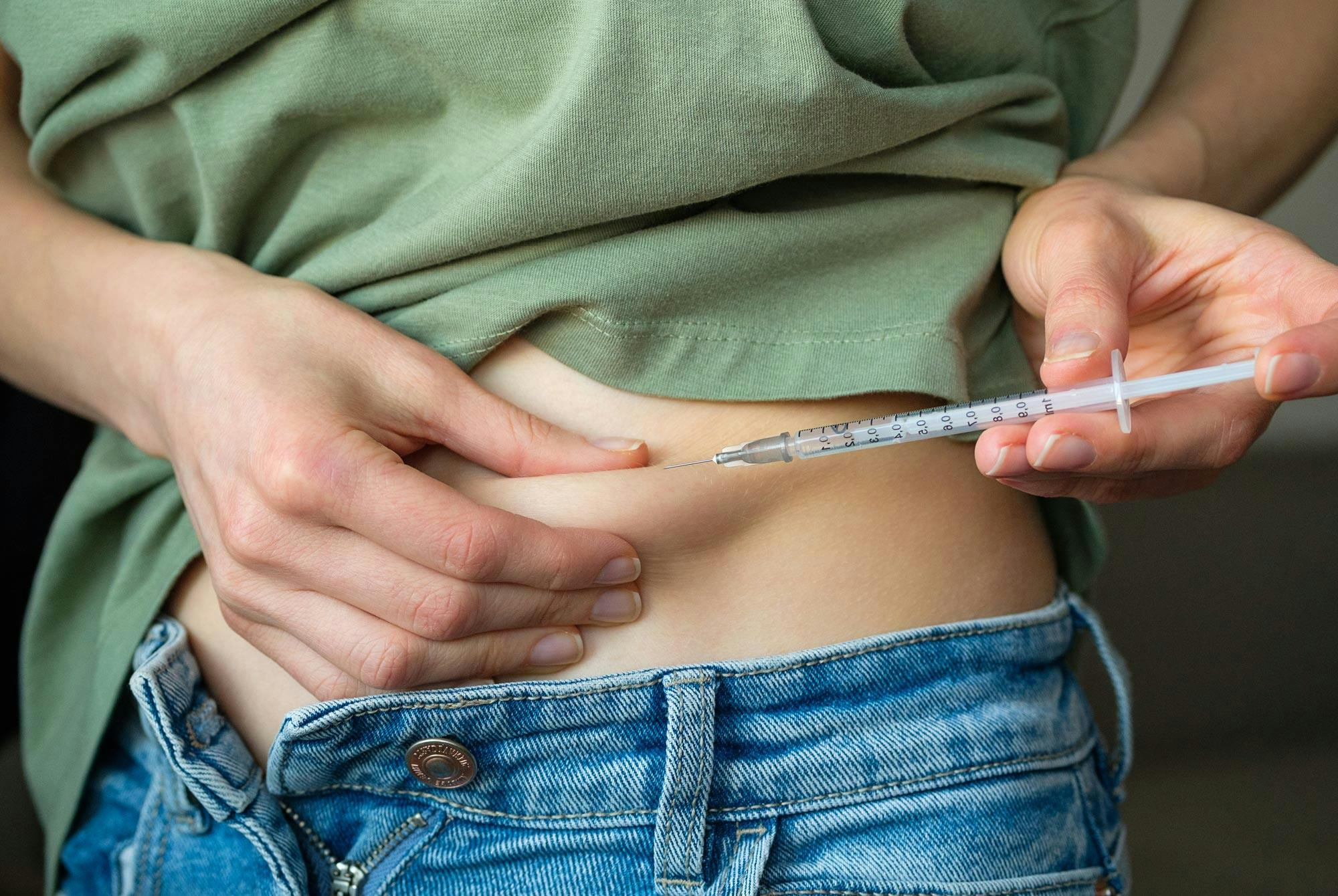 Type 1-diabetes, kvinde giver sig selv insulin-indsprøjtning