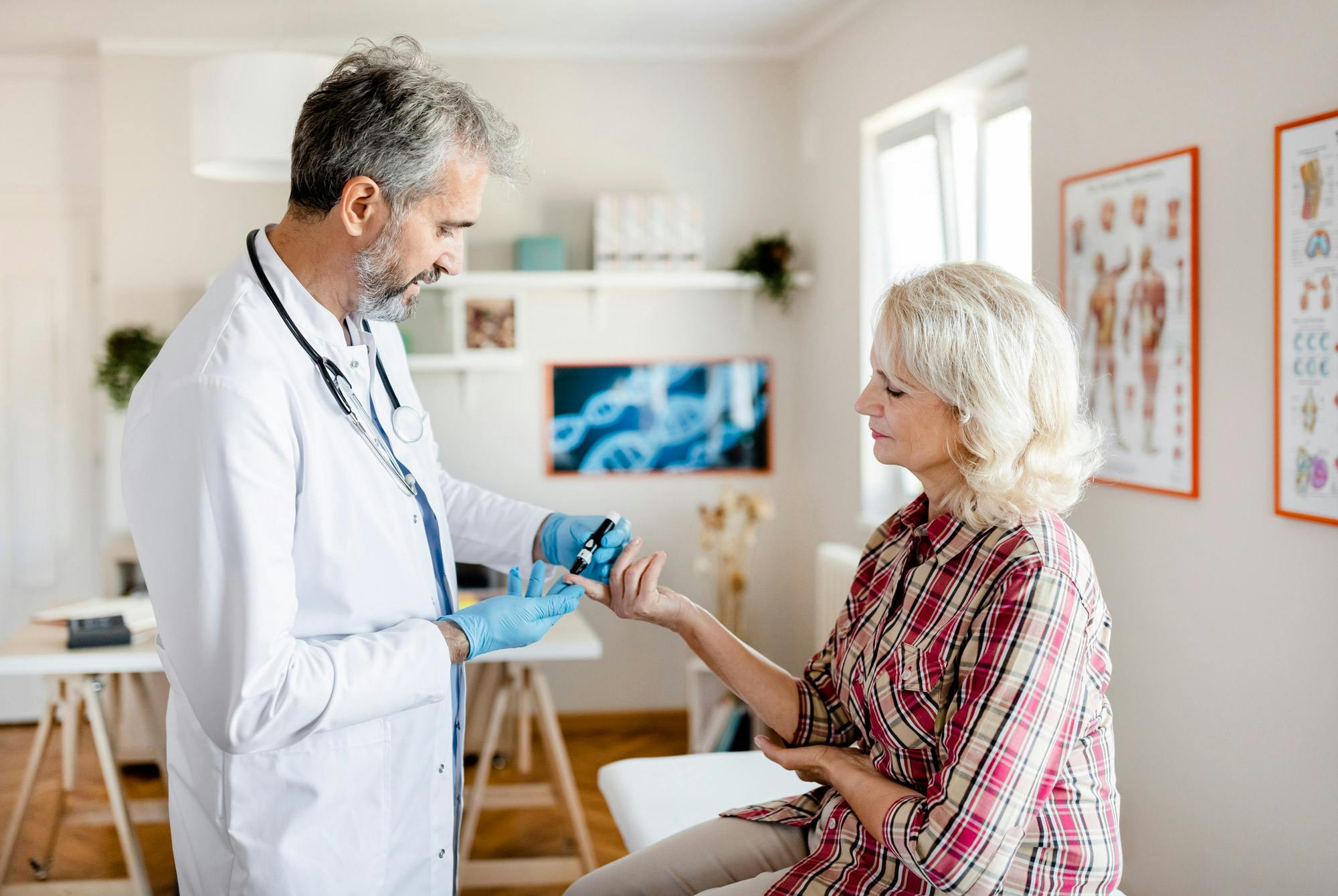 Naisen verensokeri mitataan lääkärissä, tyypin 2 diabetes.