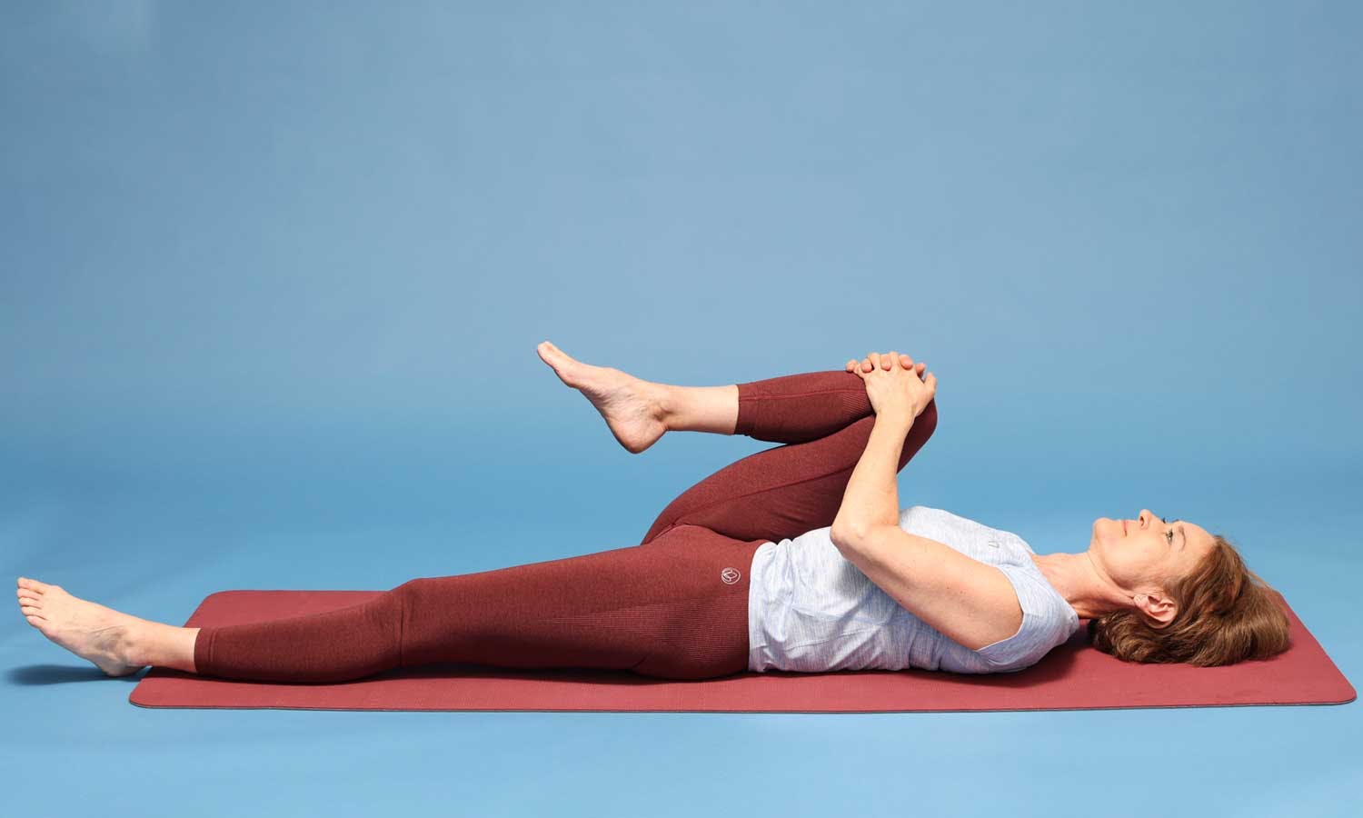 Nainen tekee venyttelyharjoitetta.