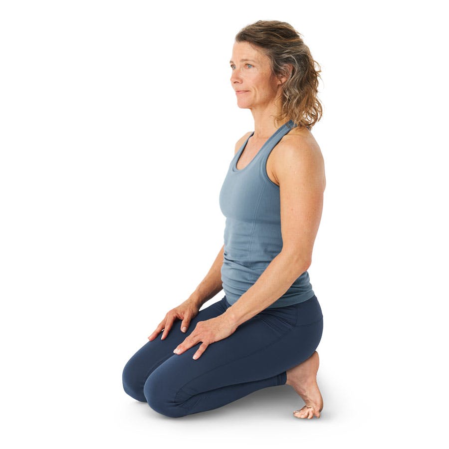 Kvinde der udstrækker anklerne