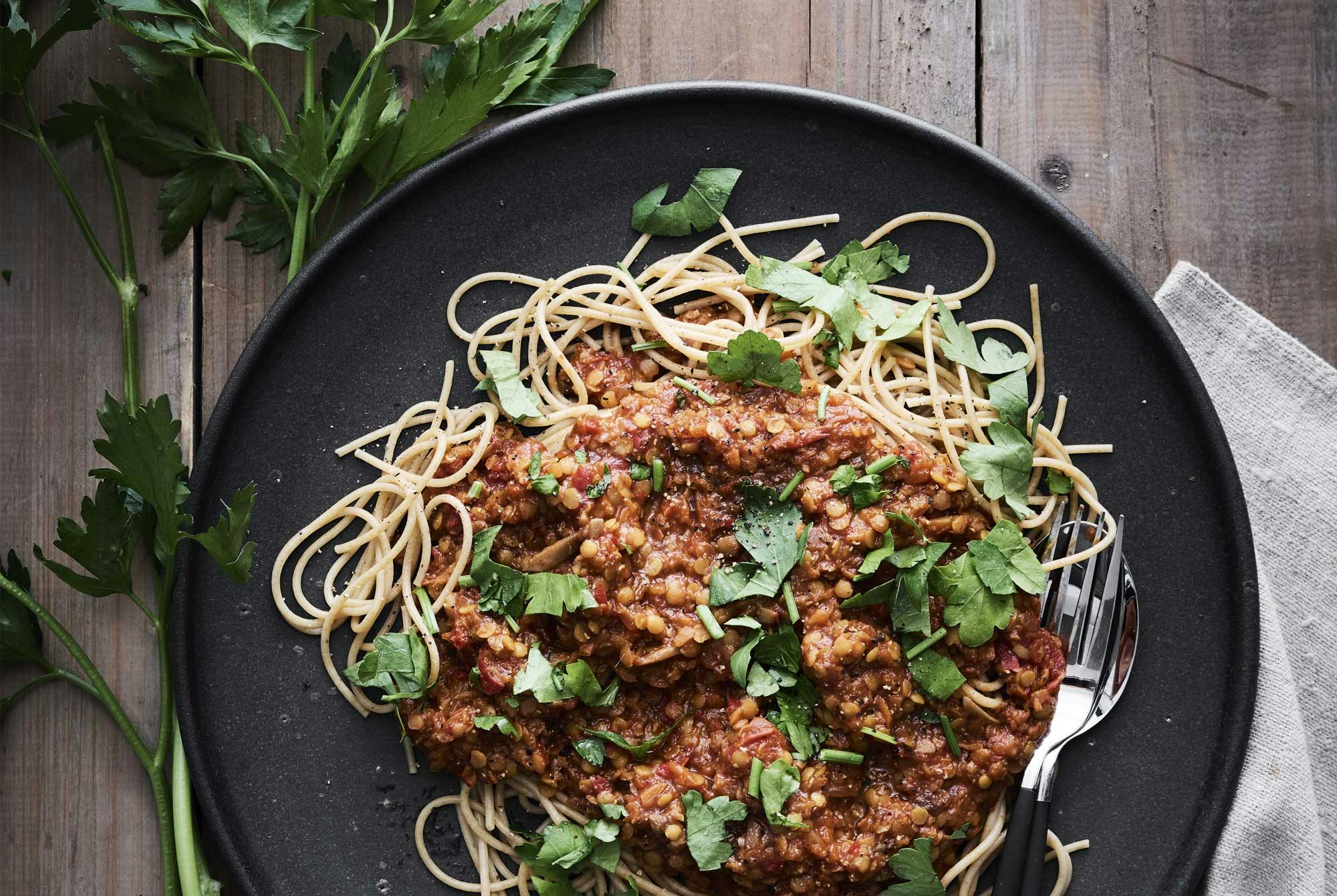 Lautasella spagettia ja vegaanista kastiketta