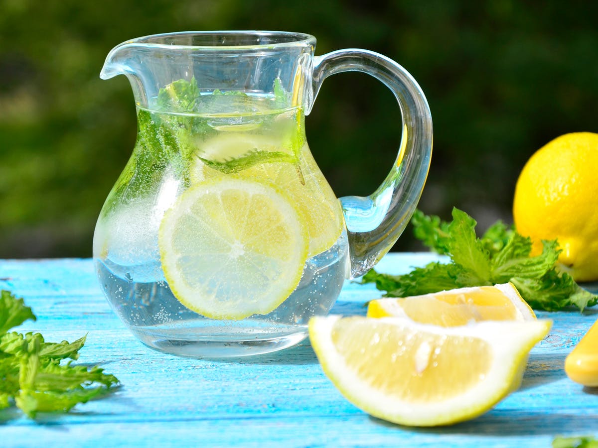 En kanne vann med sitronskiver