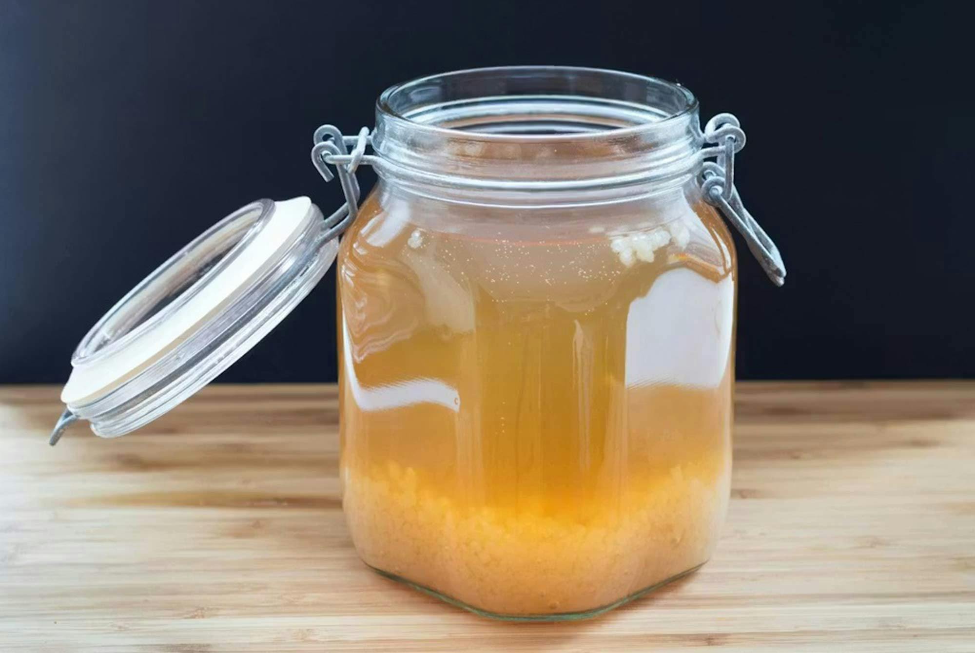 Kefir: Vannkefir i en glassbeholder