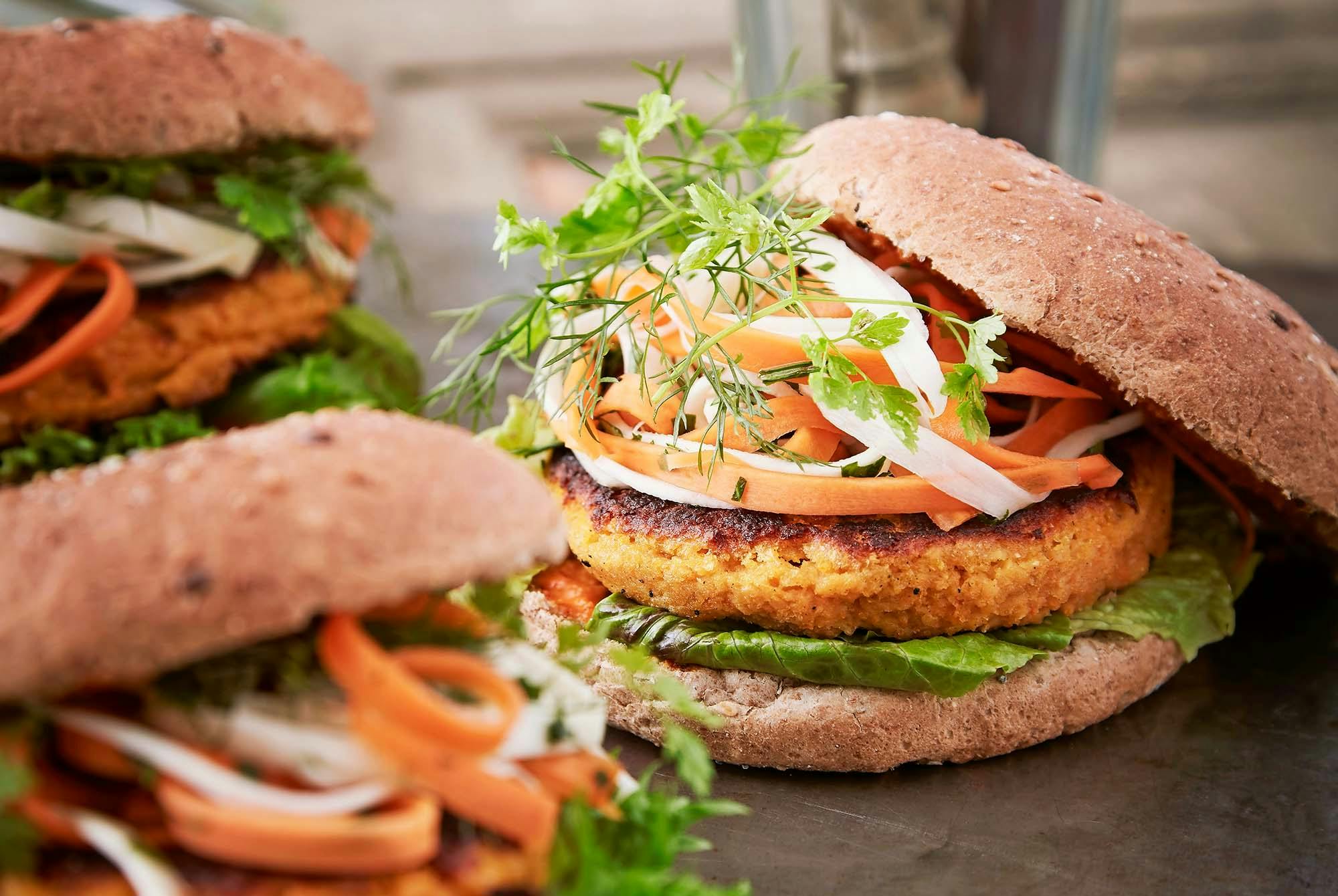Veggieburger med syltede rodfrugter og chilimayo