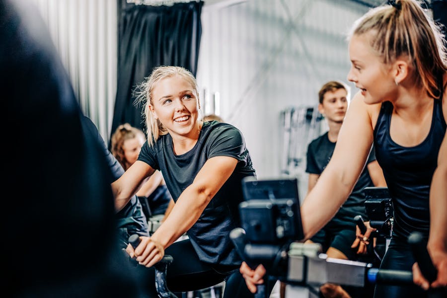 Kaksi nuorta naista spinningtunnilla