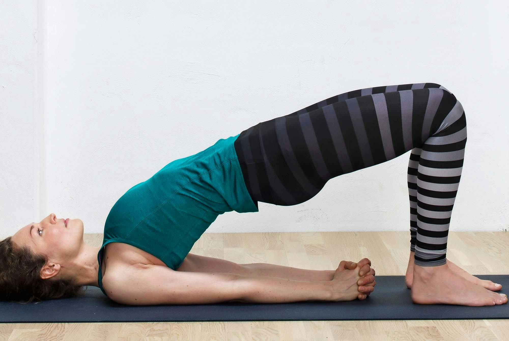 Yogainstruktør Susanne Lidang viser, hvordan øvelsen lille bro ser ud.