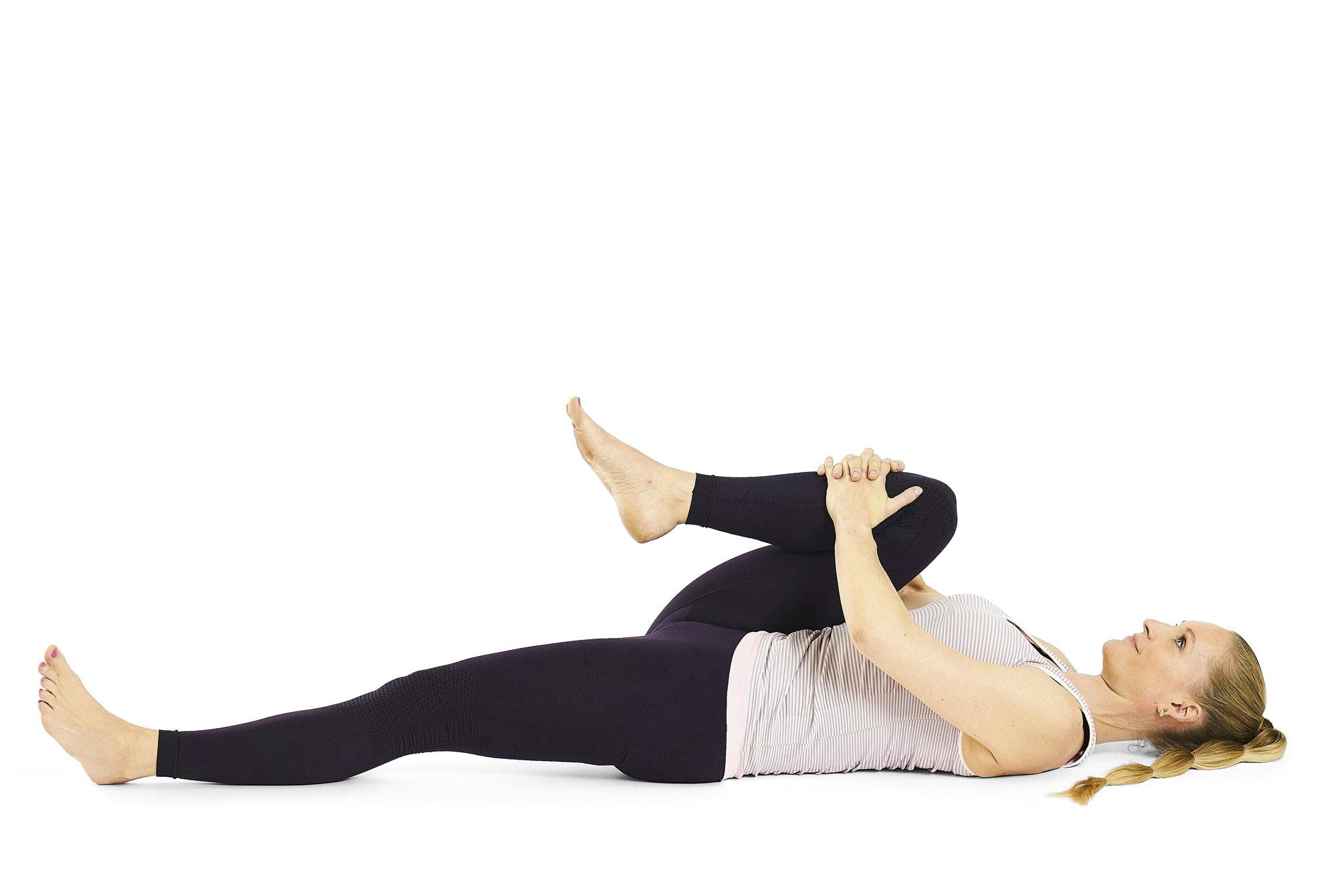 joogaharjoitus vatsan turvotusta vastaan – polvien halaus