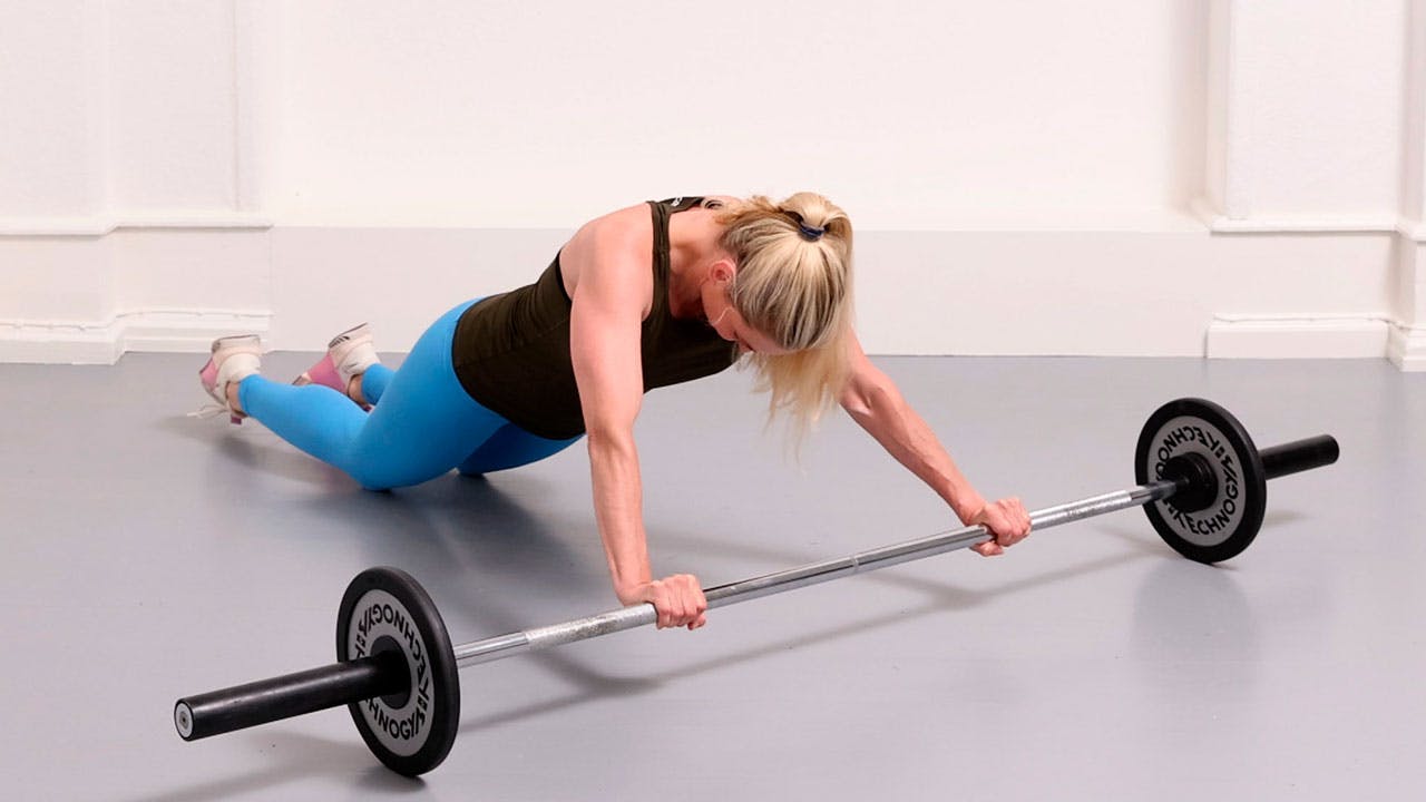 Kvinde laver ab roll