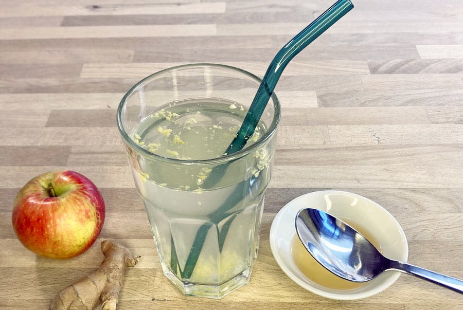 Isossa lasissa vettä, omenasiiderietikkaa, inkivääriä ja vähän hunajaa.