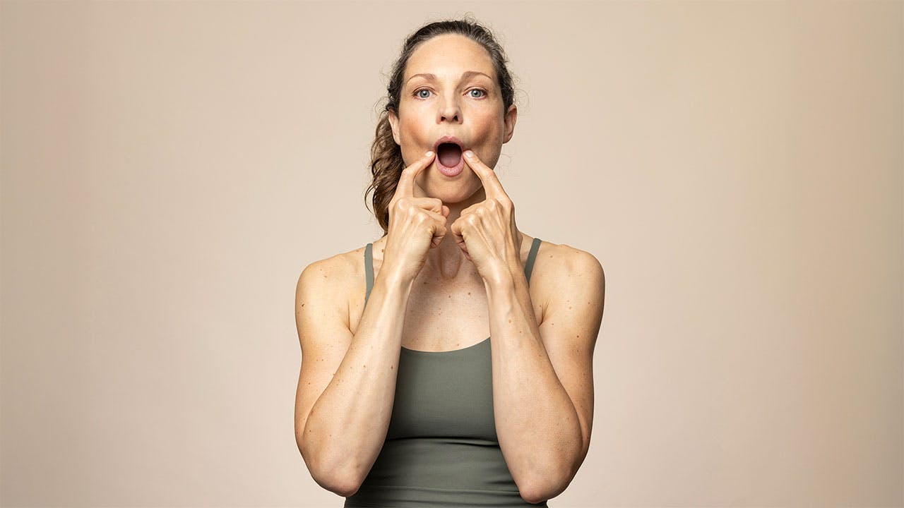 Kvinne gjør ansiktsyoga