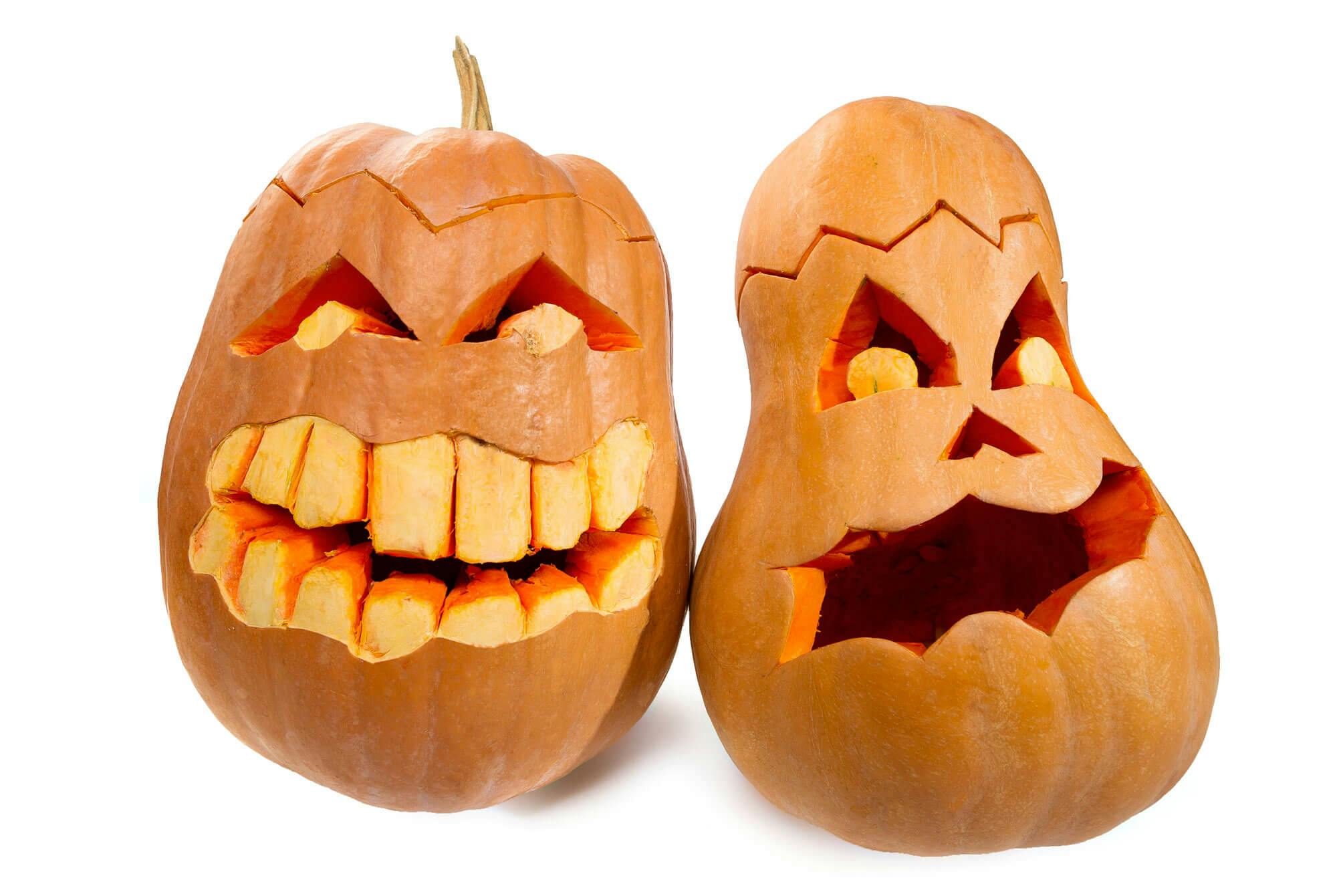 En annerledes gresskarutskjæring - to Halloween-gresskar