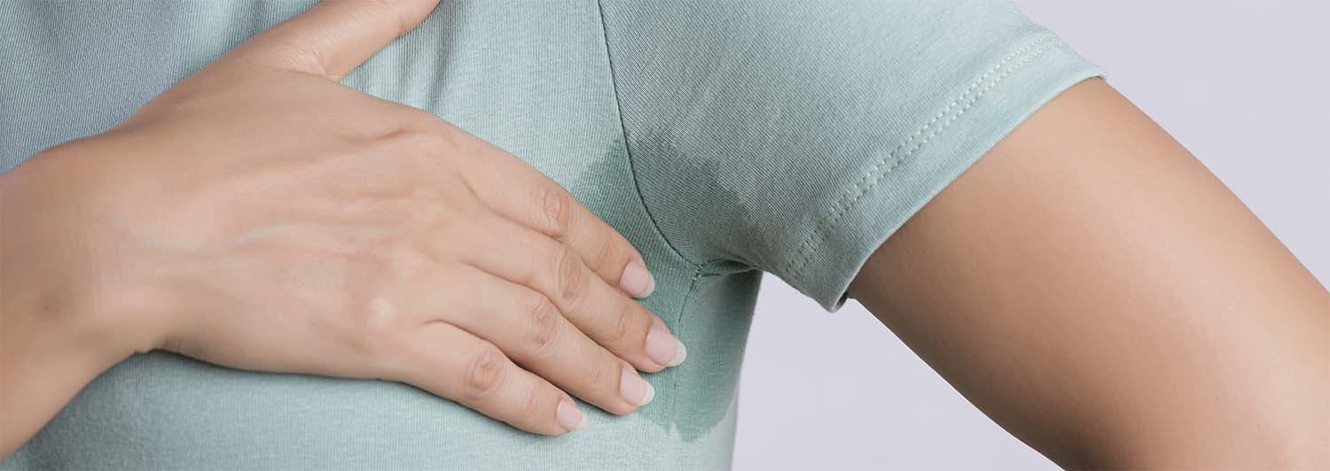 Kvinde med svedige armhuler