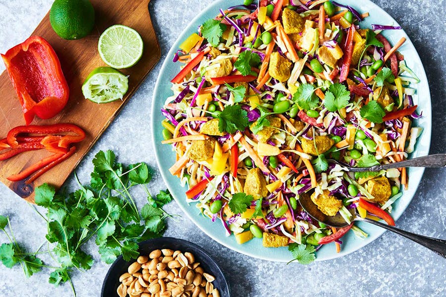 Asiatisk kålsallad med kyckling och jordnötter