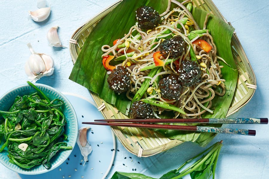 Asiatiska köttbullar med stekta nudlar och spenat