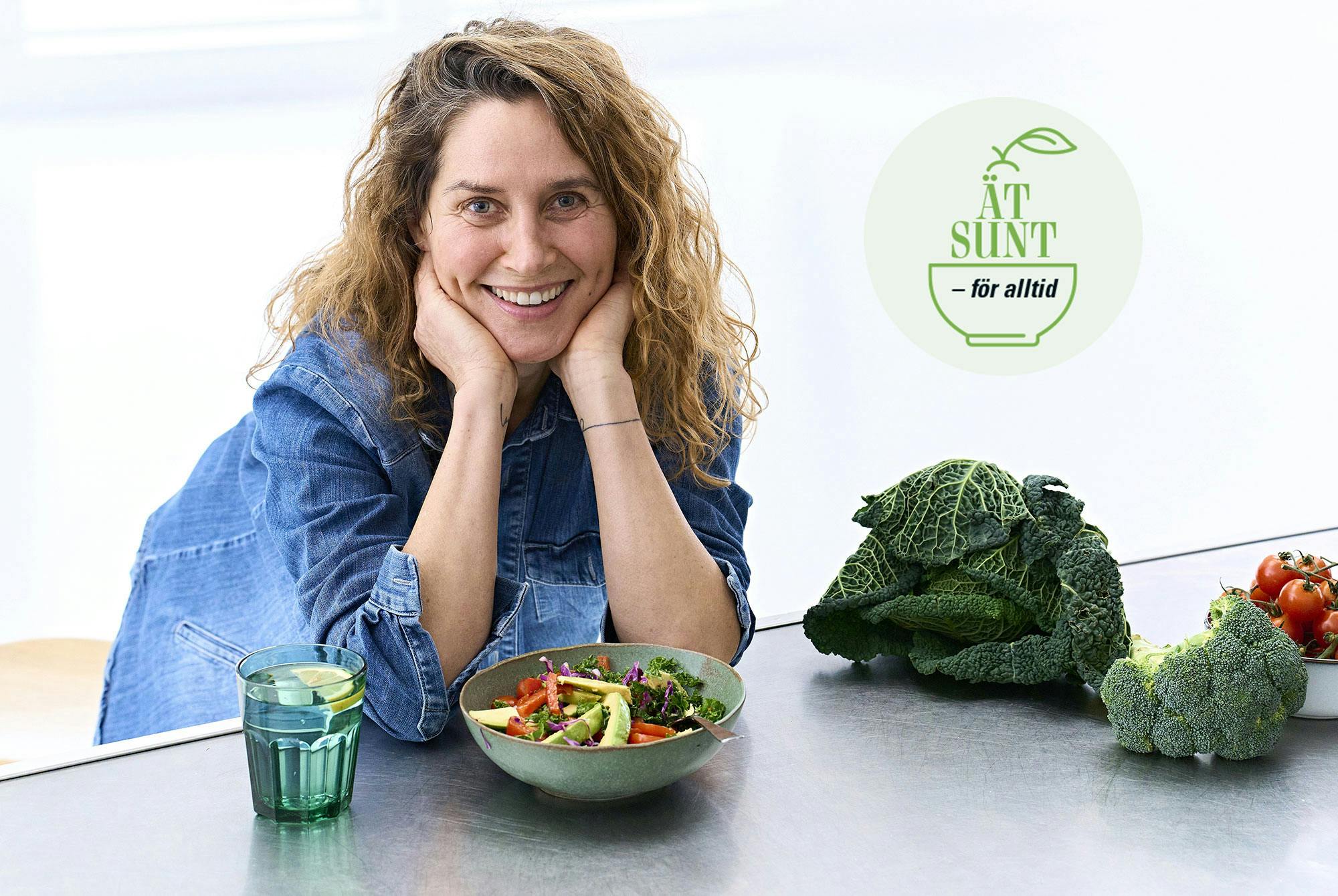Kvinna med en skål sallad