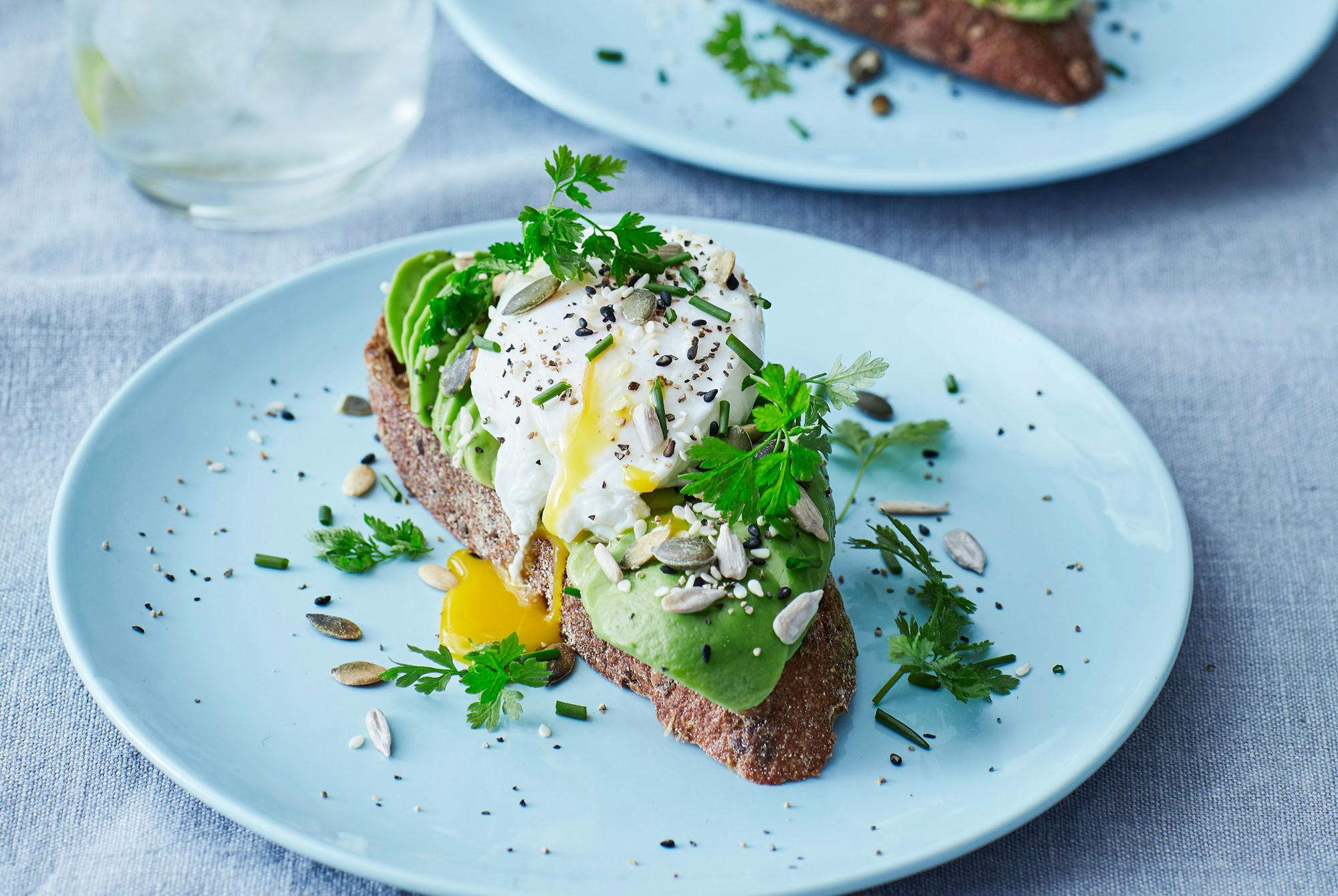 avokadosmörgås med pocherat ägg
