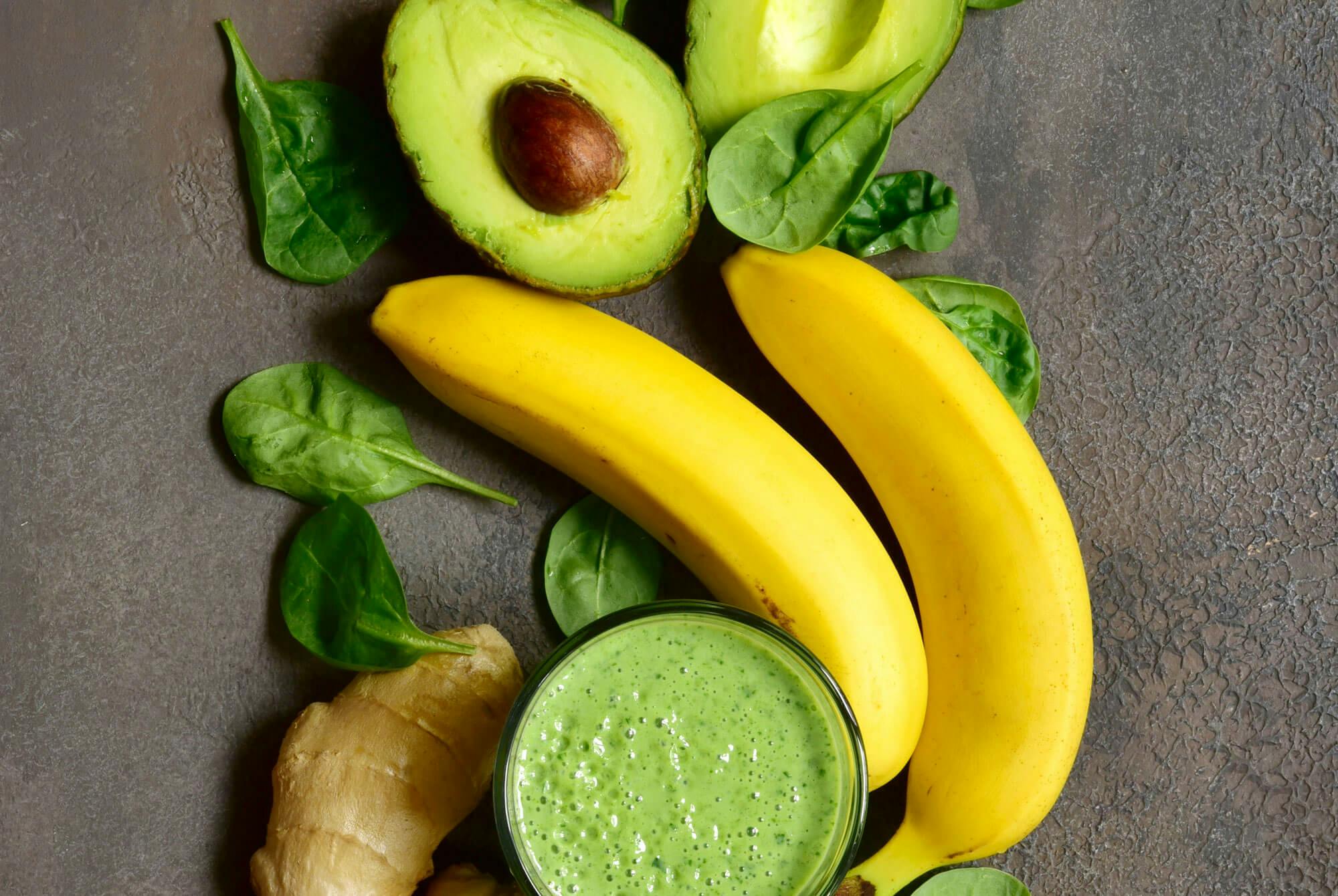 Avokado ja banaani ovat täyttävää vähäkalorista ruokaa – avokado-banaani-smoothie-vähäkalorinen