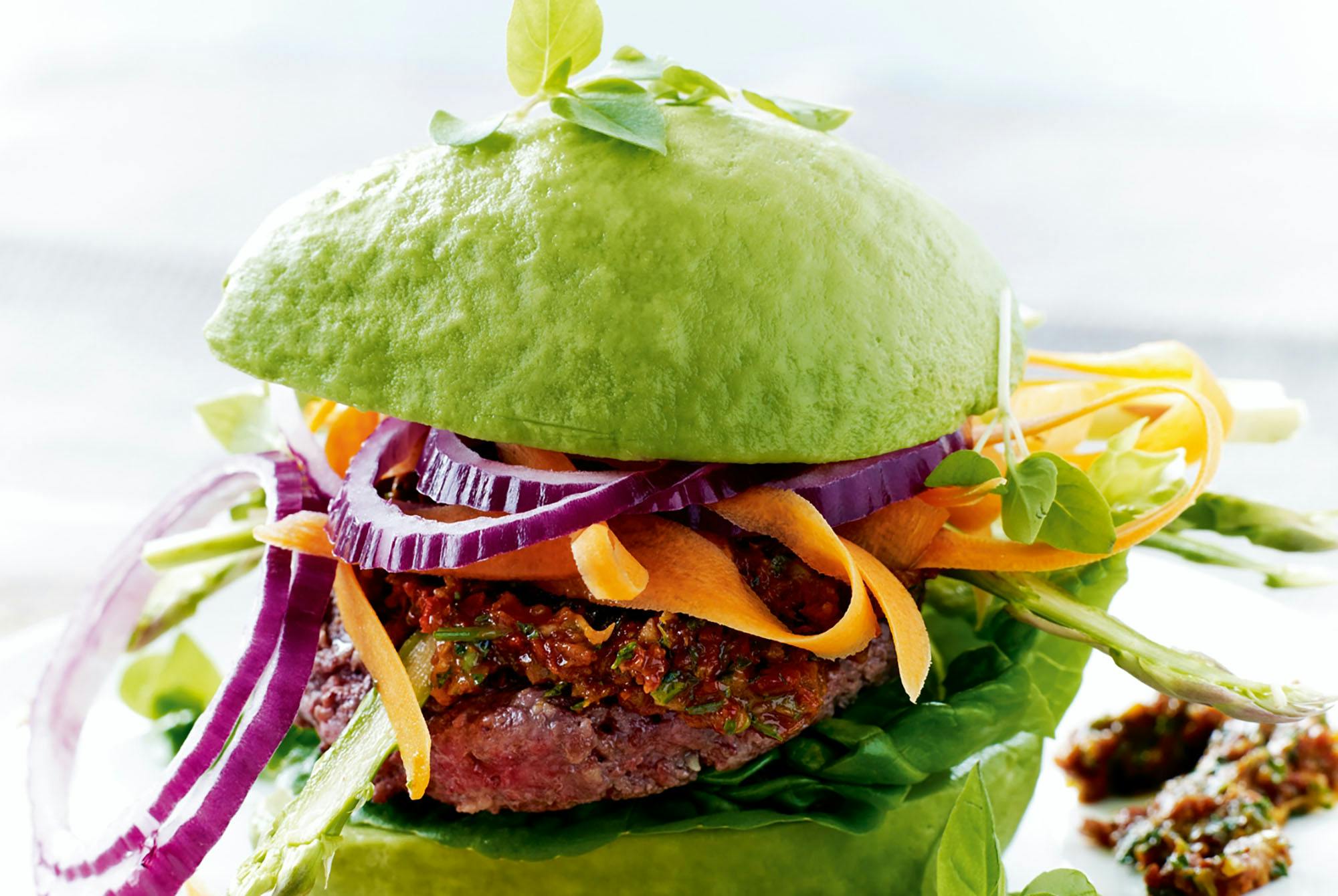 Hjemmelavet burger med avocadobolle