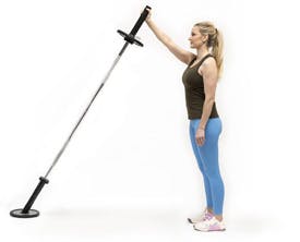 Kvnna gör back lunge med landmine press