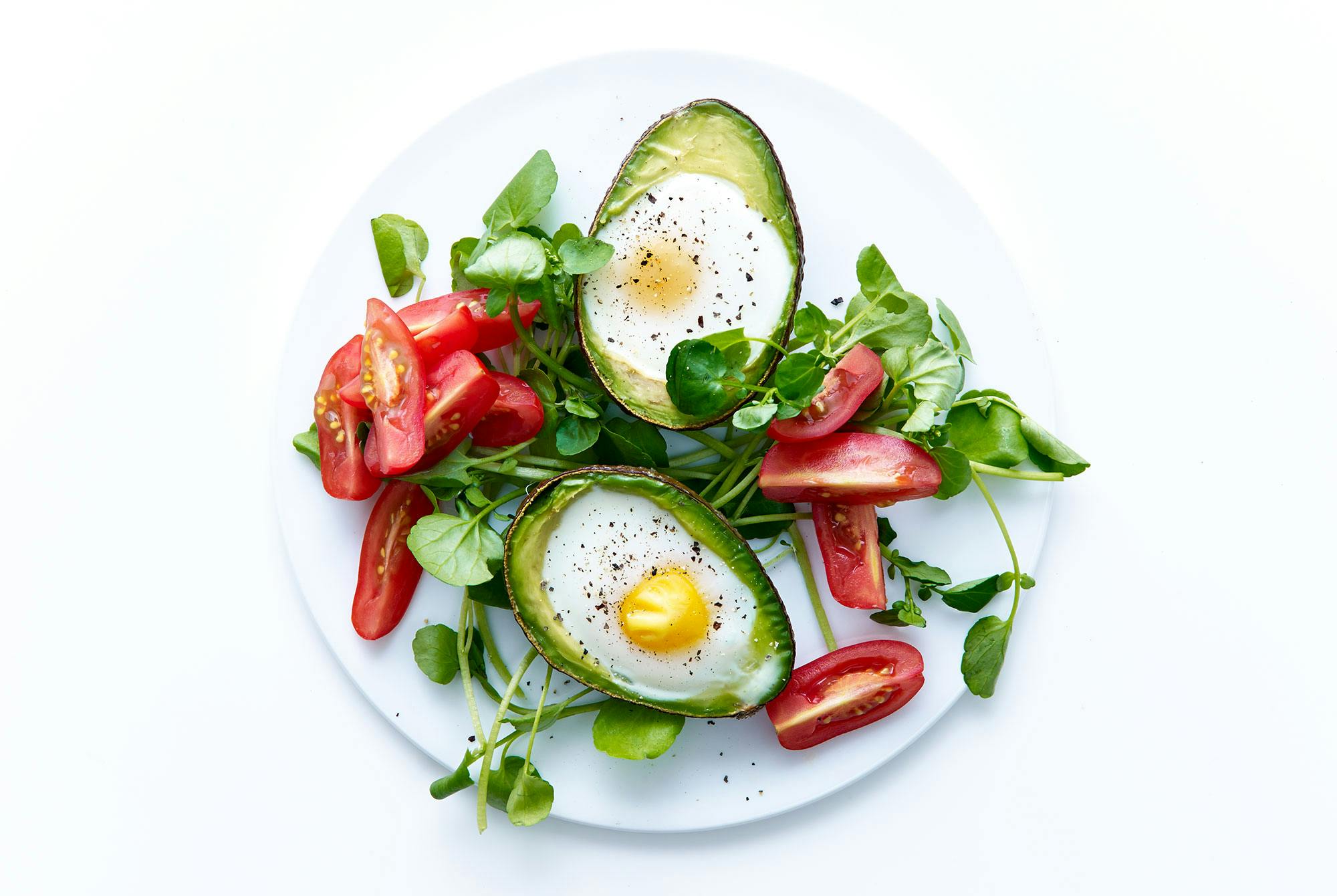 Paistettua avokadoa ja munaa