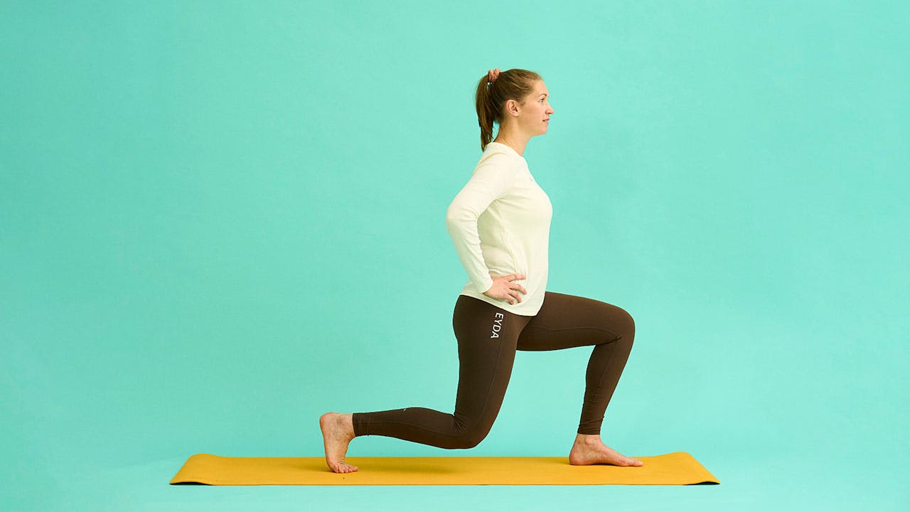 Bagud lunges – træning til lænden Kvinde træner øvelse for lænden