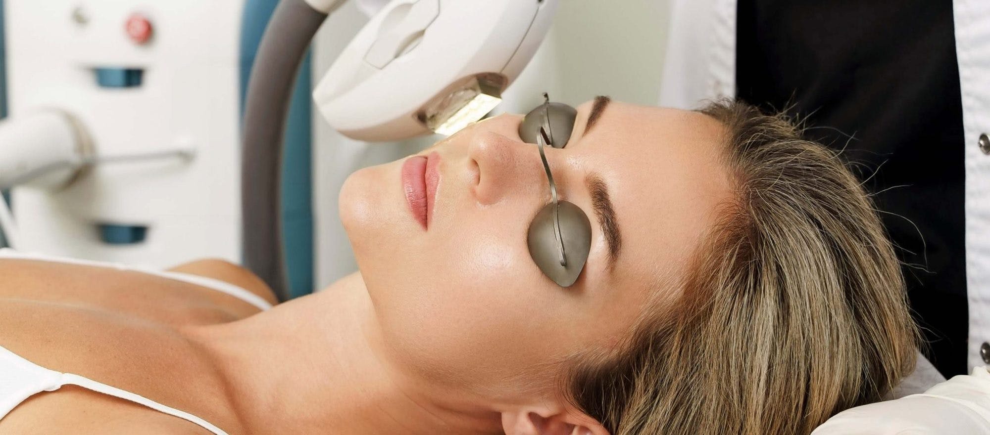 Kvinne får laserbehandling mot sprengte blodkar