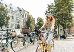 Kvinna på gul cykel