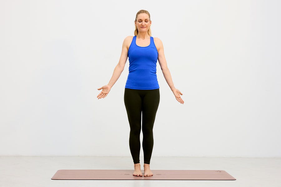 Kvinna står i bergets position, yoga