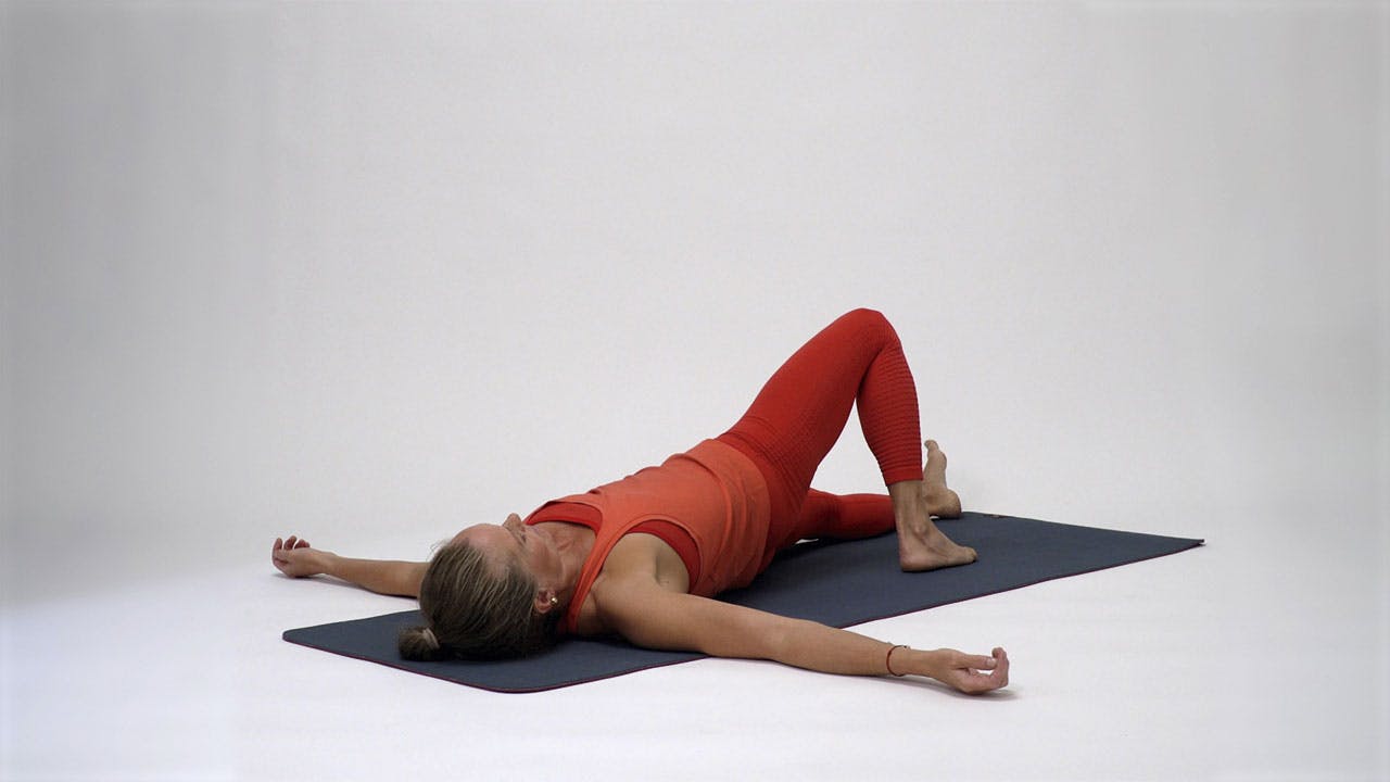 Skånsom universalstrekk – delte magemuskler Kvinne trener delte magemuskler