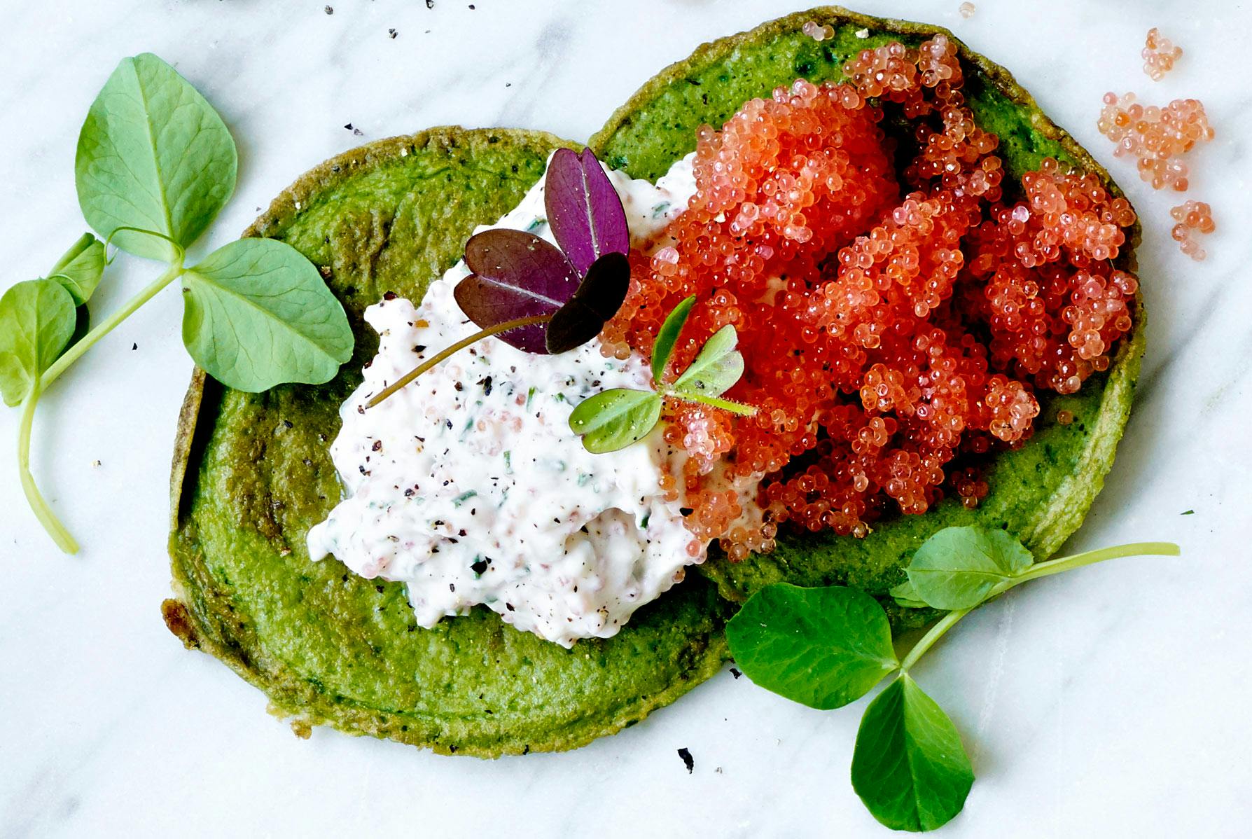 Spinat-blinis med stenbiderrogn og rygeost