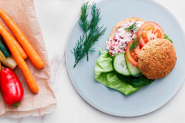 En blomkålsbolle med tunsalat