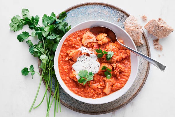 en portion blomkålscurry med röda linser