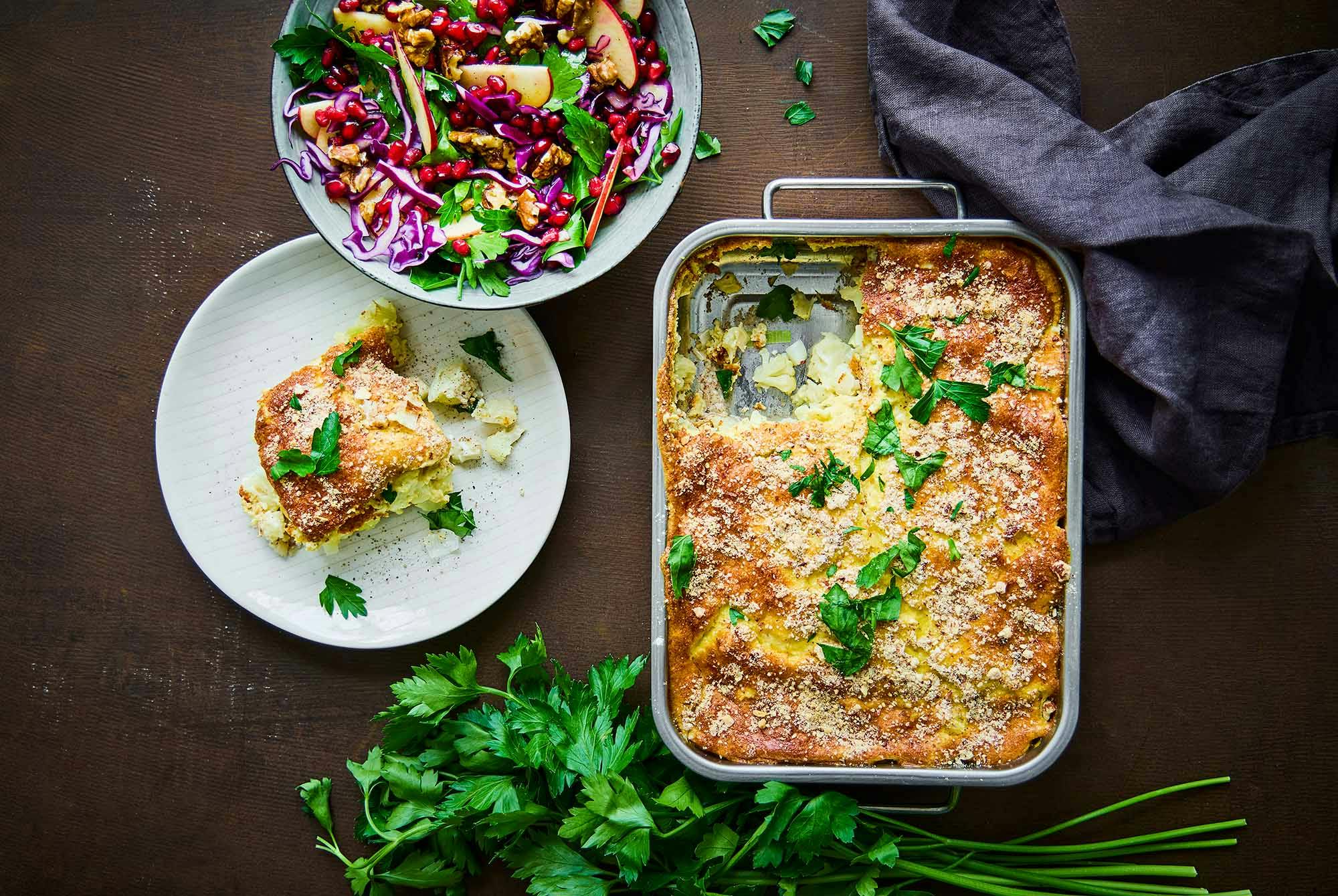 Blomkålgrateng og rødkålsalat