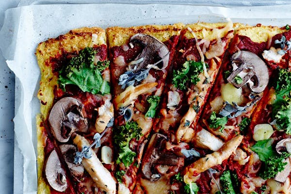 Blomkålspizza med kylling, svampe og grønkål