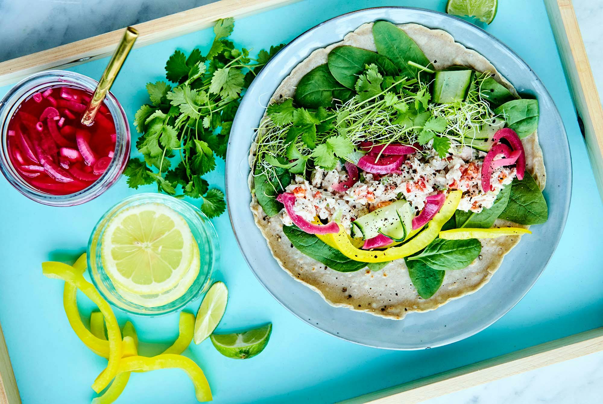 Boghvedewrap på tallerken med tunsalat, syltede rødløg og salat