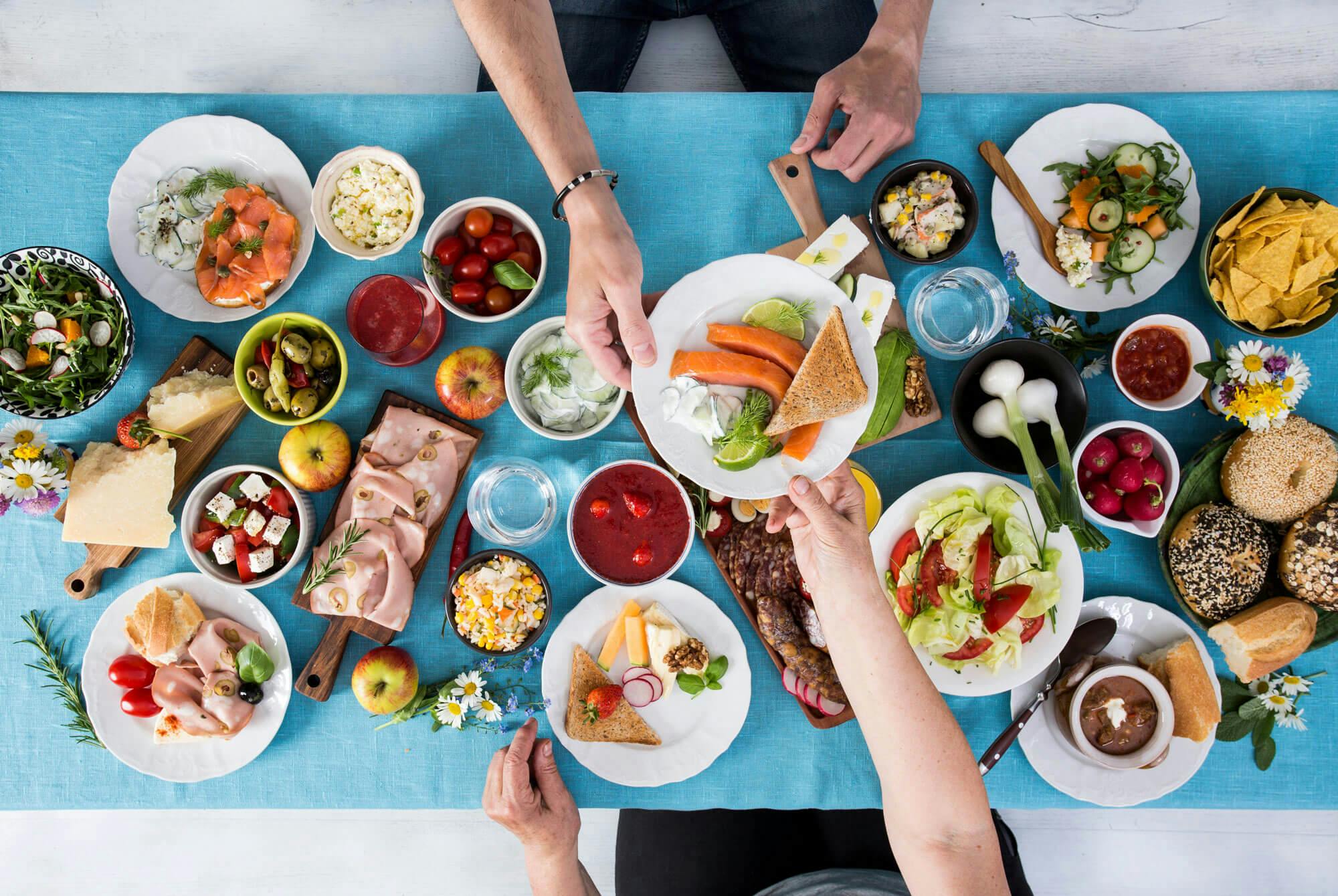 värikkäitä ruokia kuvattuna ylhäältä ruokapöydässä